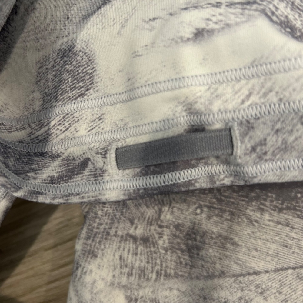 Lululemon Grey & White Mesh Legging - Picture 7 of 10